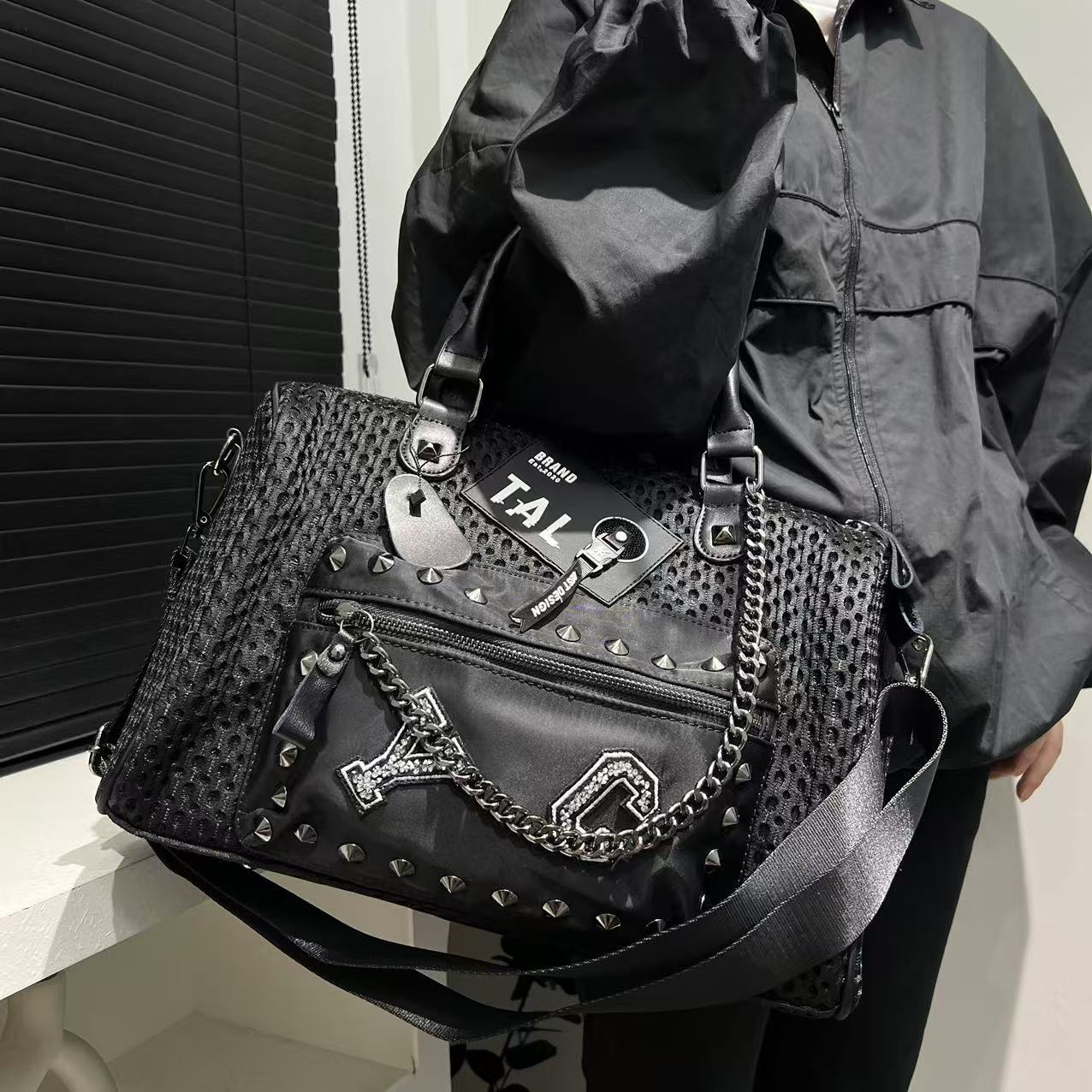 

Hot Selling Women s Mesh Splicing Handbag with Rivet Chain, Personalized and Fashionable Street Shoulder Bag чорний