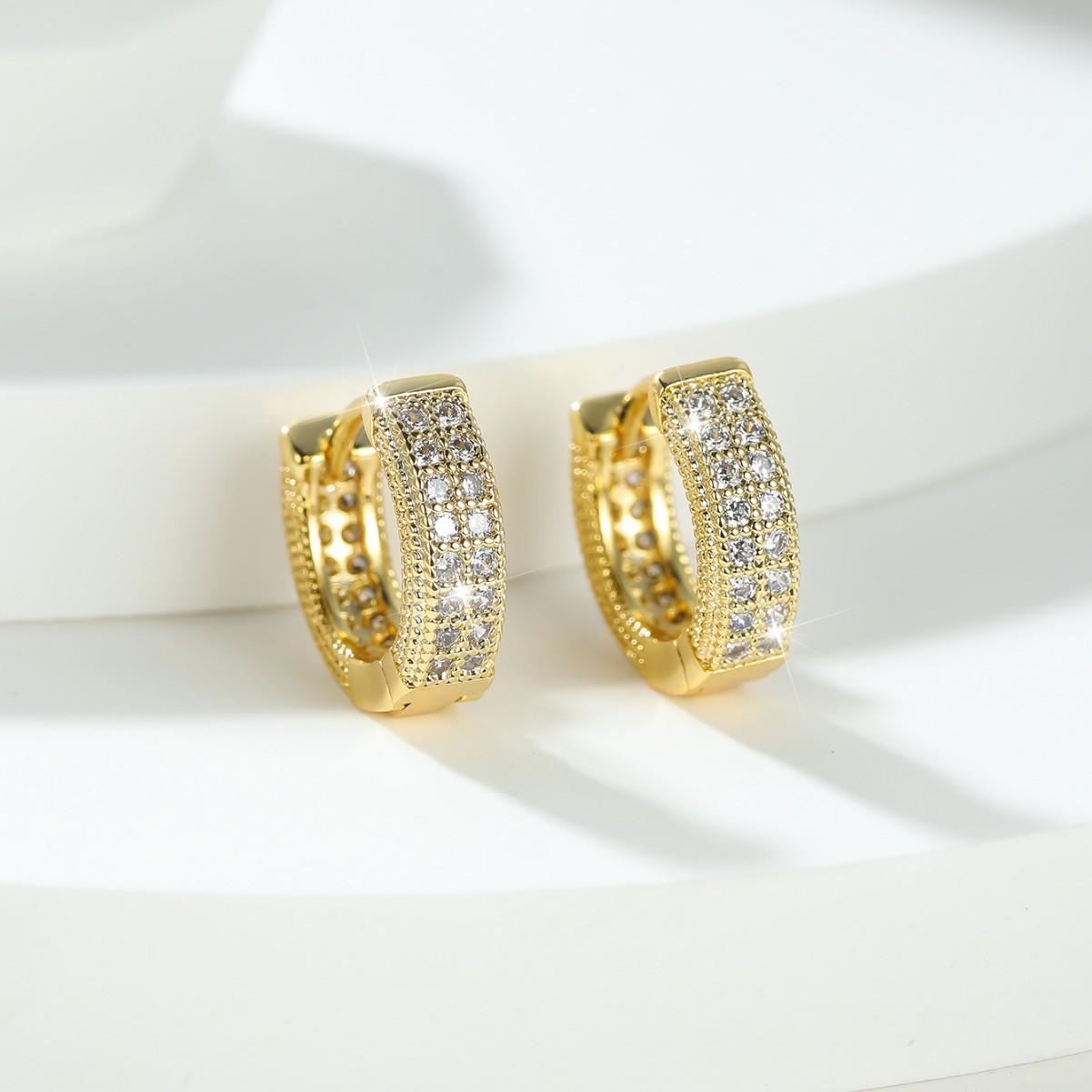 

Full Diamond Wide Face Stud Earrings with Zircon Geometric Earrings, Design Versatile Earrings золотой