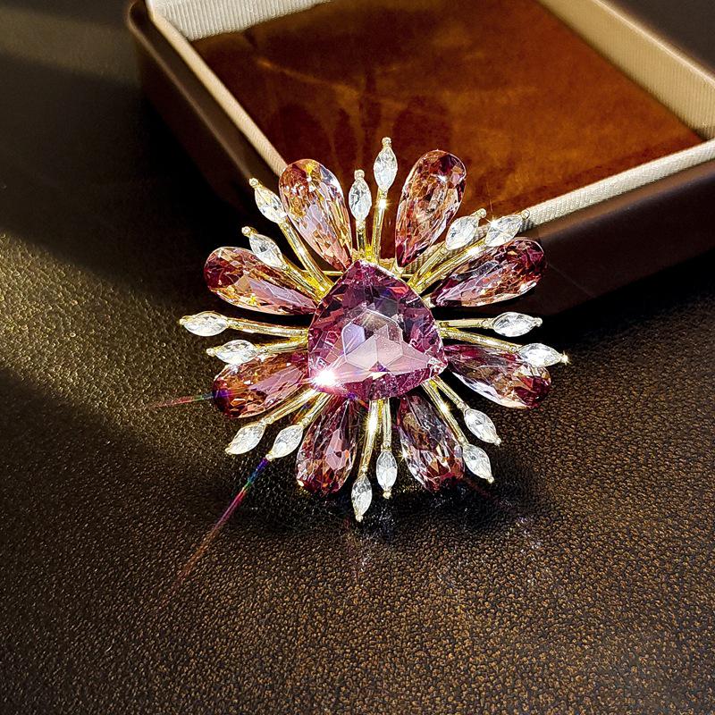 Elegant Rhinestone Animal Brooch: High-End Flower Design for Women's Coats and Accessories