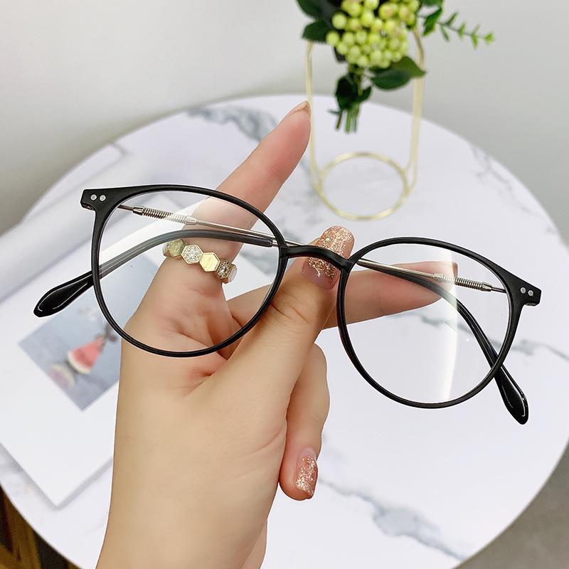 Trendy Oval Anti-Blue Light Glasses: Stylish Unisex Frames for Fashionable Men & Women, Suitable for Myopia.
