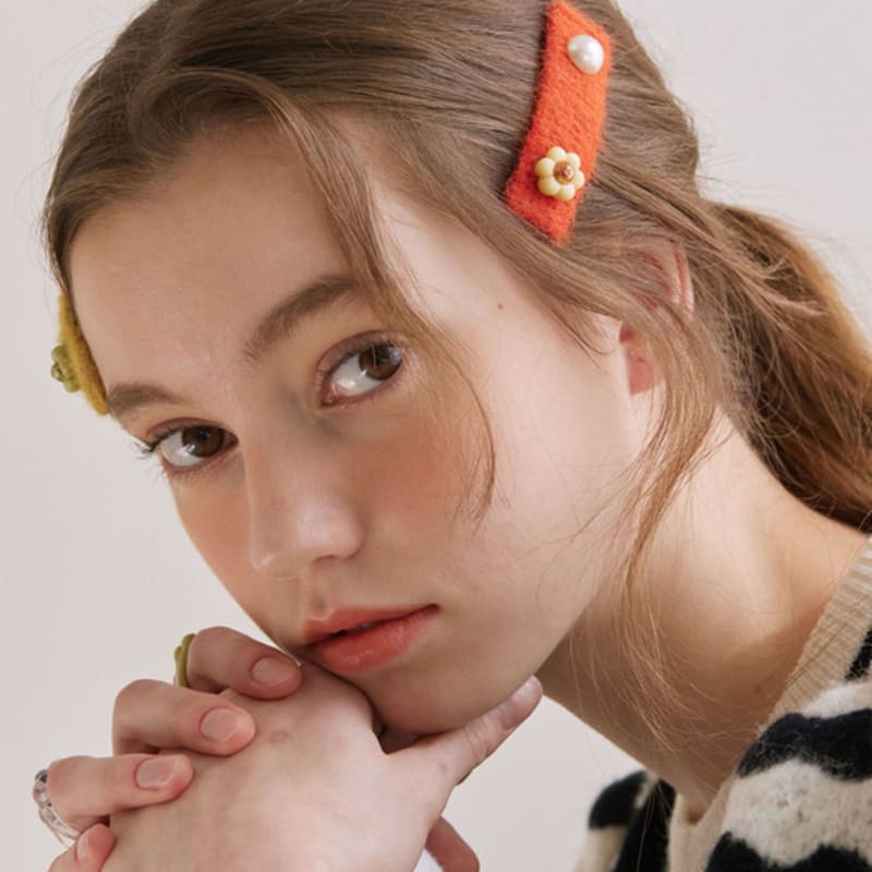 

luvinball Daisy & Pearl Knitted Hair Pin Olive