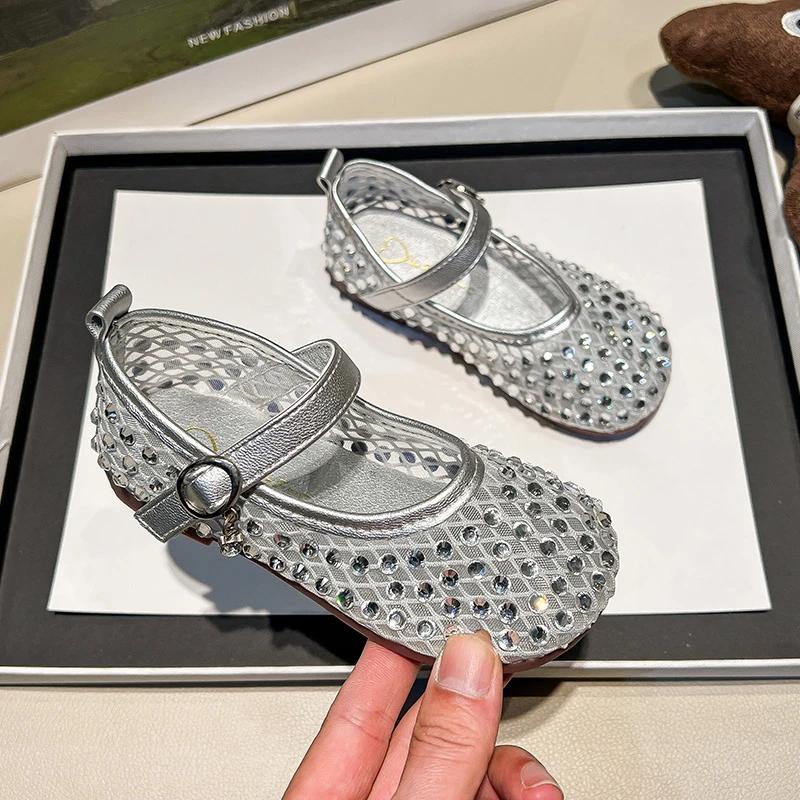 

New Soft Bottom Kids Sandals for Girls Children s Summer Sandals Sequin Causal Beach Shoes Non-slip Breathable Mesh 1-3years 28 серебряный