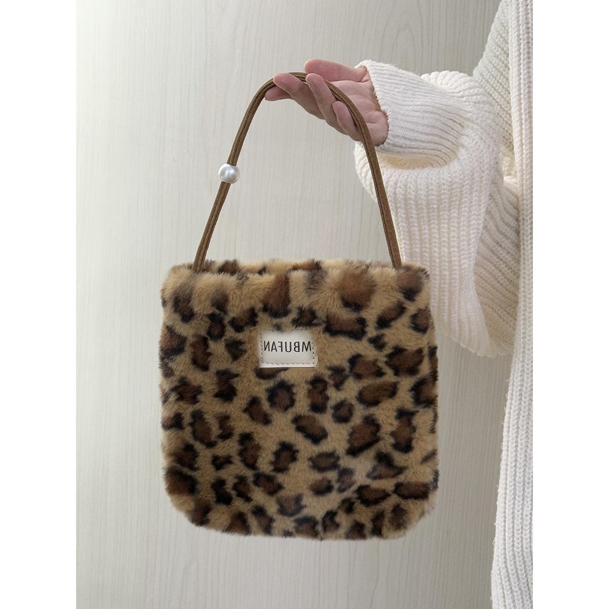 

Korean retro plush bucket bag 2025 new autumn and winter soft waxy leopard print handbag niche wrist fluff bag леопардовый