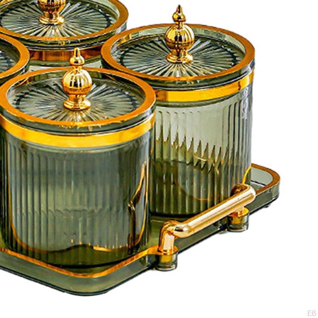 Tellerset mit Trockenfrüchten und Nüssen und abgedeckten Schüsseln