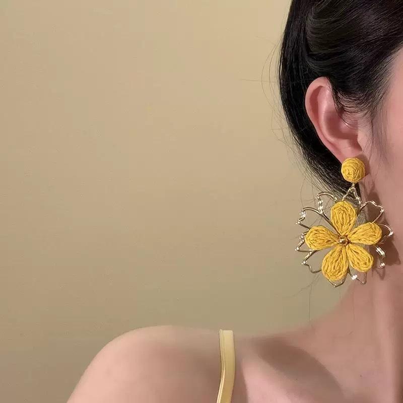 Lafite hollow flower earrings, fashionable and unique design earrings, light luxury and high-end new earrings.
