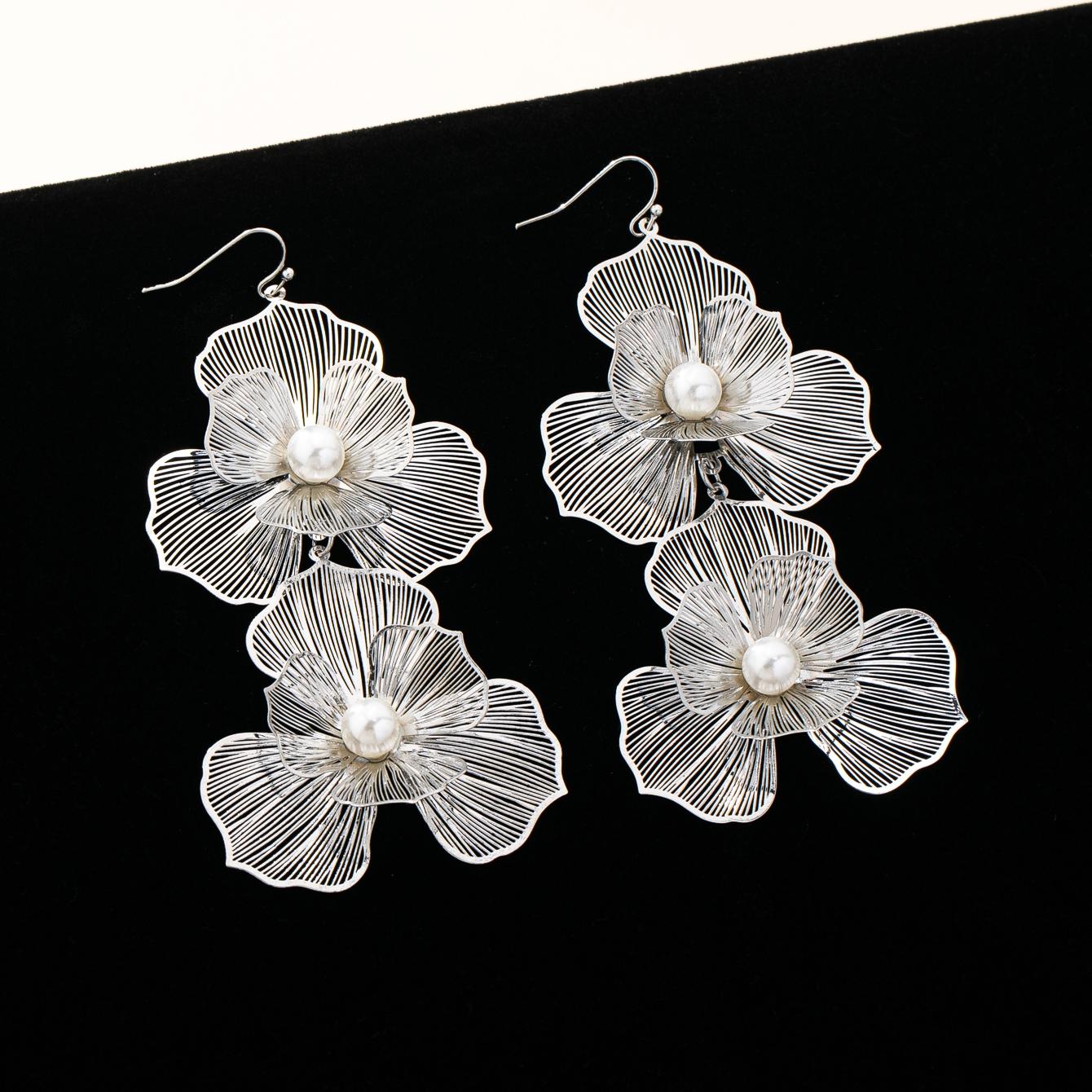 

Women s Earrings with 3D Floral Hollow Design, Suitable for Daily Wear and Vacation Wear