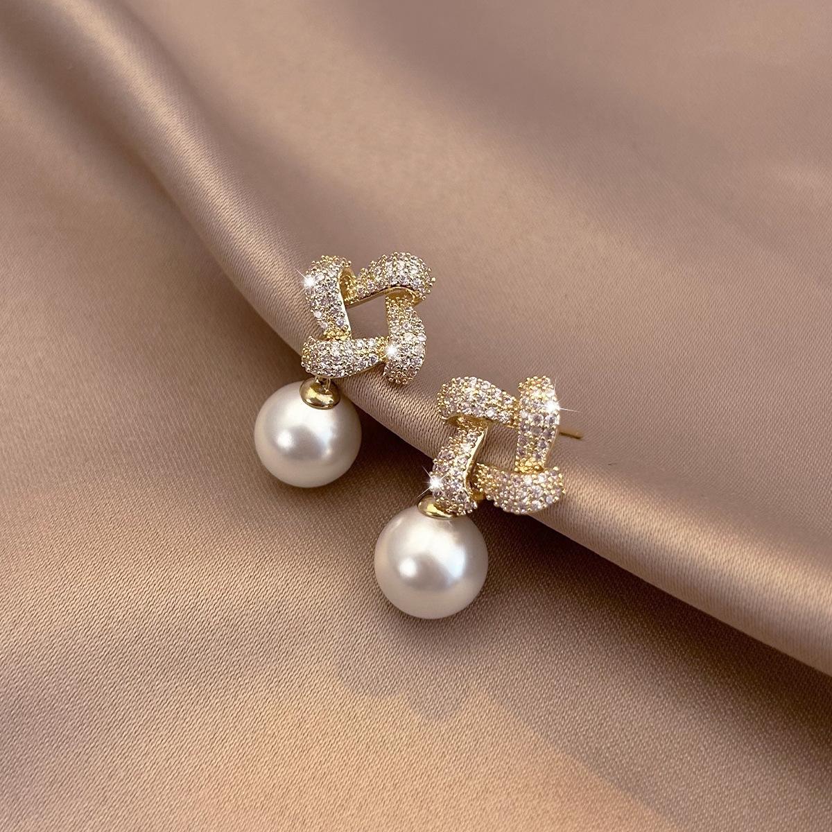 Needle Korean Fashion Pearl Drop Earrings For Women Jewelry 2025 Trending New Luxury Women s Crystal Earrings Brincos One Size