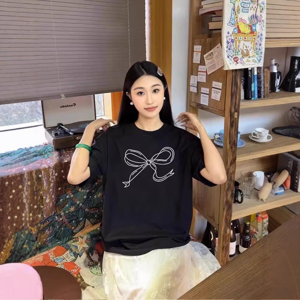 

Женская летняя футболка 2025 с принтом бантика, черная, приталенная, с коротким рукавом - Повседневный, универсальный, модный топ 3XL чёрный