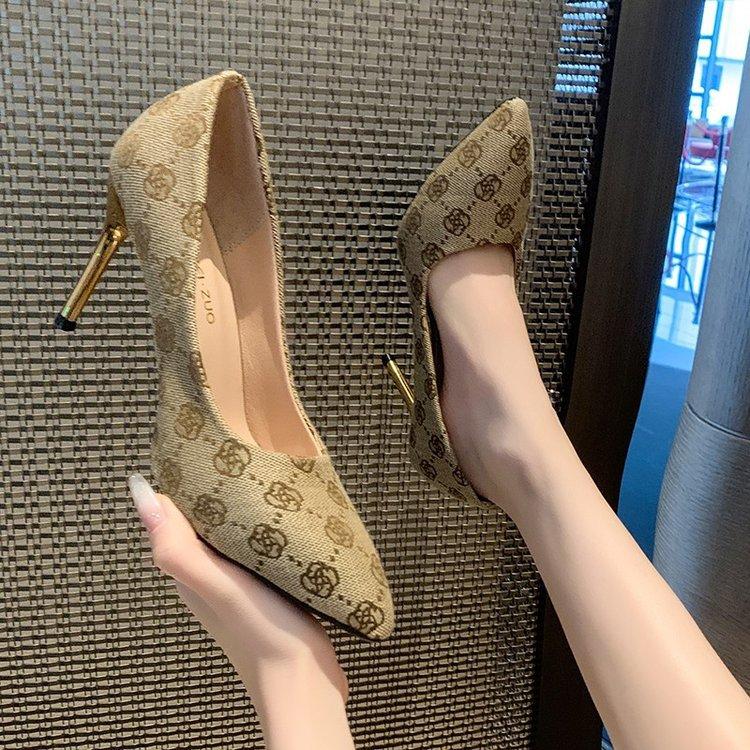 Spitze Mode High Heels neuer kleiner duftender Stil Blumenmuster Mode vielseitige Einzelschuhe große Größe Damenschuhe