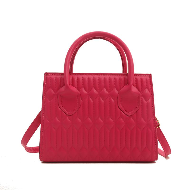 

Лакована маленька квадратна жіноча сумка з відступами, модна індивідуальність, проста повсякденна текстура, портативна портативна сумка через плече 2024 року троянди рожеві кольору