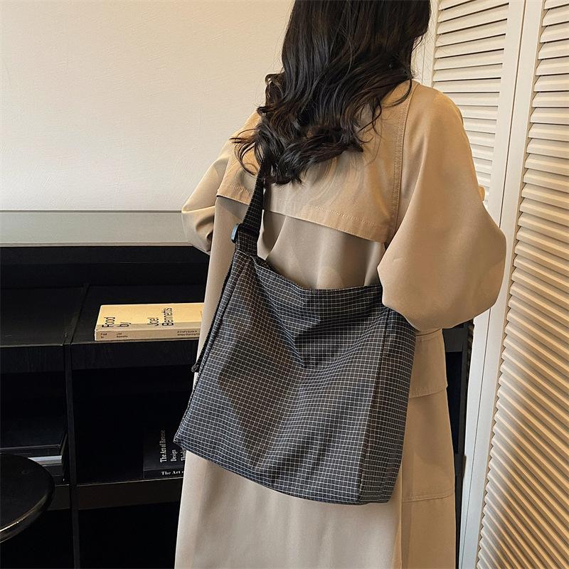 New simple literary Japanese plaid lightweight shoulder bag versatile casual large-capacity tote messenger bag