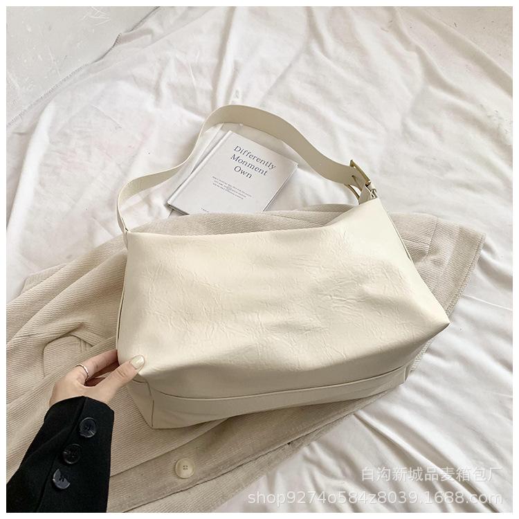 

Maillard retro large-capacity fashion lazy wind messenger bag 2025 new simple and versatile commuter shoulder women s bag