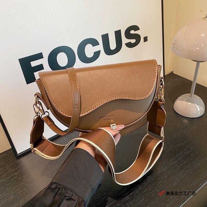 Premium Sense Bag Women's New Popular Leather Surface Shoulder Armpit Bag Niche Broadband Messenger Bag Versatile Advanced