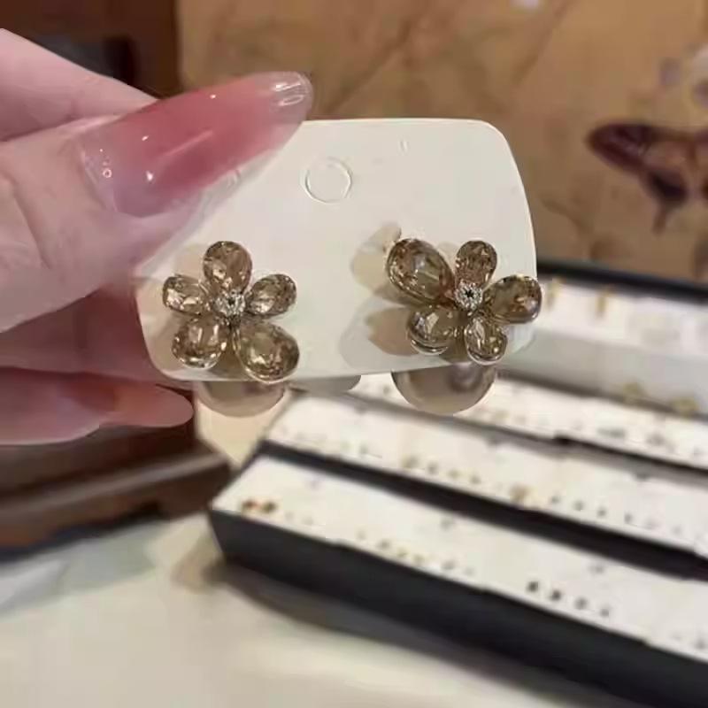 Silver Needle Diamond Flower Pearl Earrings - Versatile, Fashionable, Light Luxury Ear Studs