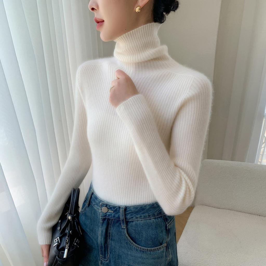 Elegant White Cashmere Turtleneck Women's Slim Fit Sweater - Flattering Autumn/Winter Knitwear.