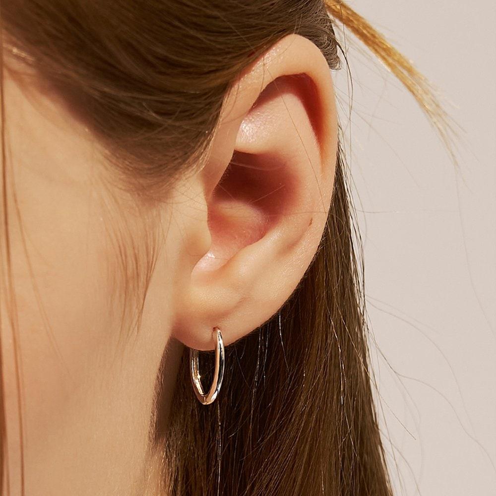 [Worn by Seolhyun, Taeyeon, Jung Eun-chae, Belle, Lia, Hyeri, Kang Han-na, Seunghee, and Lee Chae-young] [Sv925] Oval One-Touch Earring White