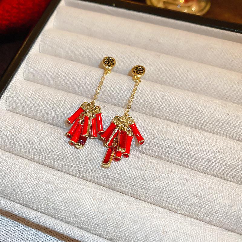 Srebrne Kolczyki Sztyfty z Kroplą Oleju i Czerwoną Perłą - Elegancka i Wszechstronna Biżuteria dla Kobiet