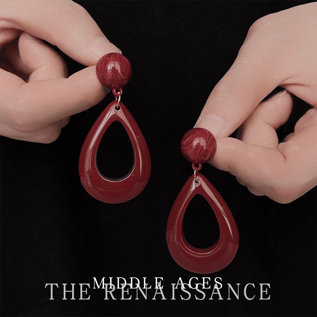Легкие средневековые красные преувеличенные серьги, ретро полые серьги-гвоздики в форме капли воды, ушные украшения в гонконгском стиле