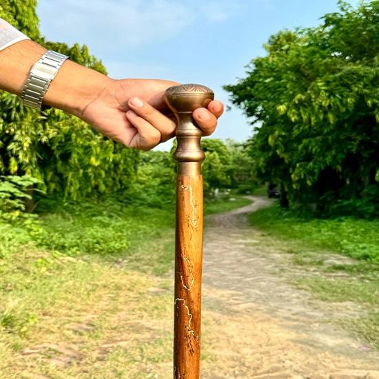 93,98 cm Viktorianischer Holzspazierstock Messinggriff Spazierstock Holzgeschnitzter Stock für Papa Derby-Stöcke Geschenk