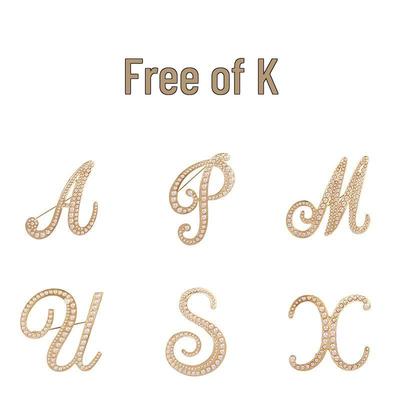 Trendige Perlen- und Buchstabenbrosche: Modische Anstecknadel für Damenbekleidung