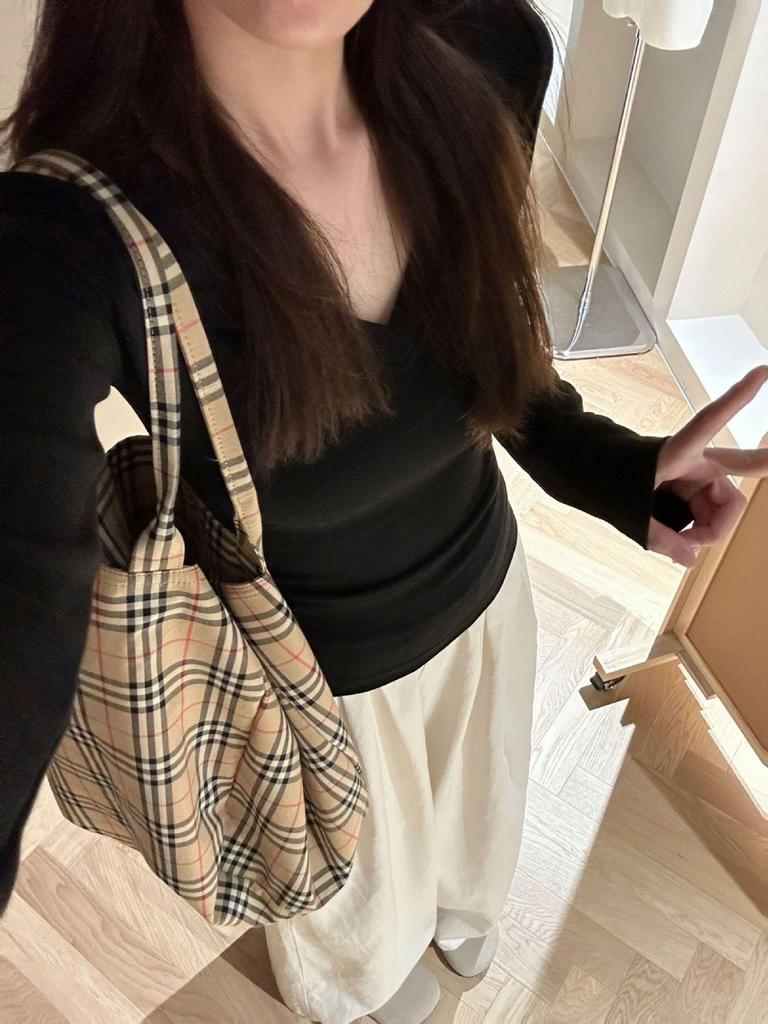 Korean Style Spicy V-neck Slimming Long Sleeve T-shirt for Women - Flattering, Age-Reducing Base Layer for Spring, Autumn, Winter.