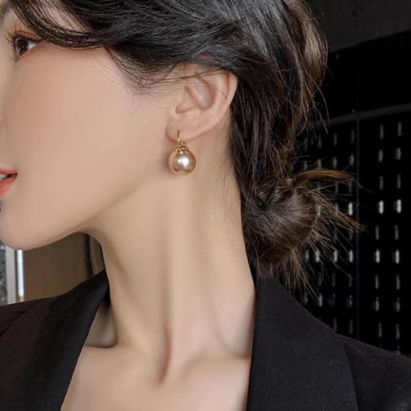 High-end Style Ear Hooks, Fashionable Imitation Pearl Earrings, Elegant and Stylish Jewelry.