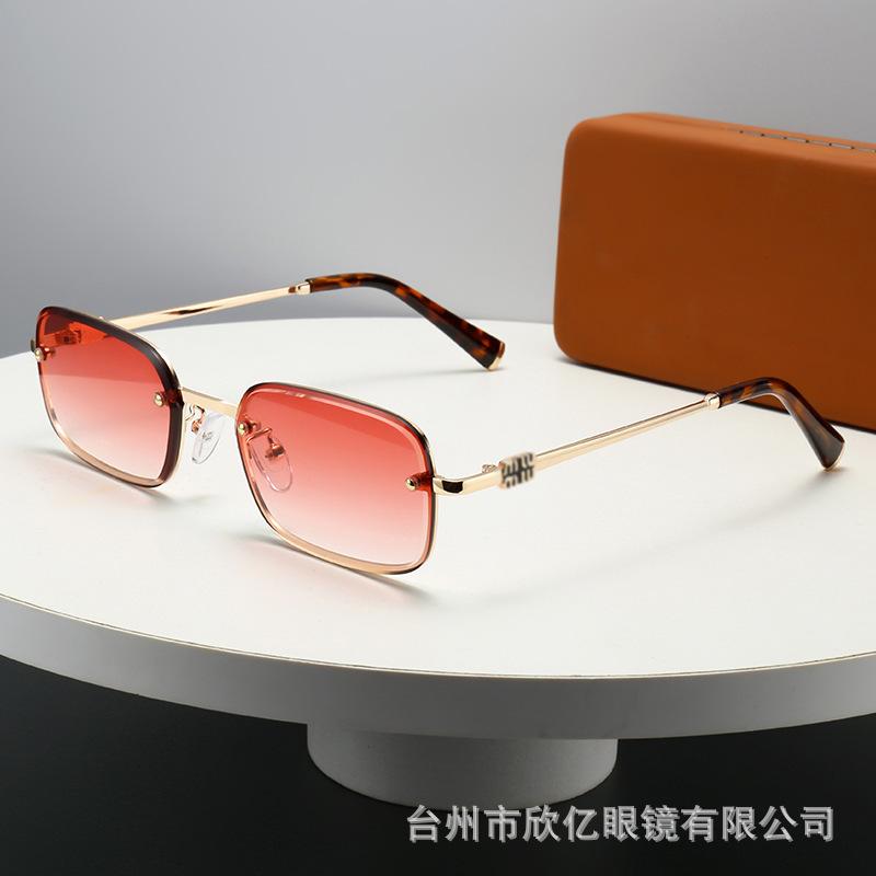 Metal small square sunglasses, European and American ins fashionable high-end sunglasses, trendy men and women wear sunscreen glasses