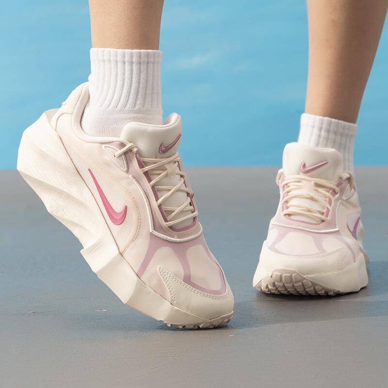 Nike Women's Aura Edge Casual Shoes