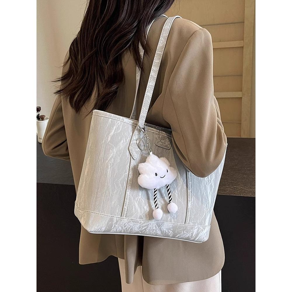 This year's popular bag women's large-capacity new casual simple shoulder bag is versatile for class commuting tote bag