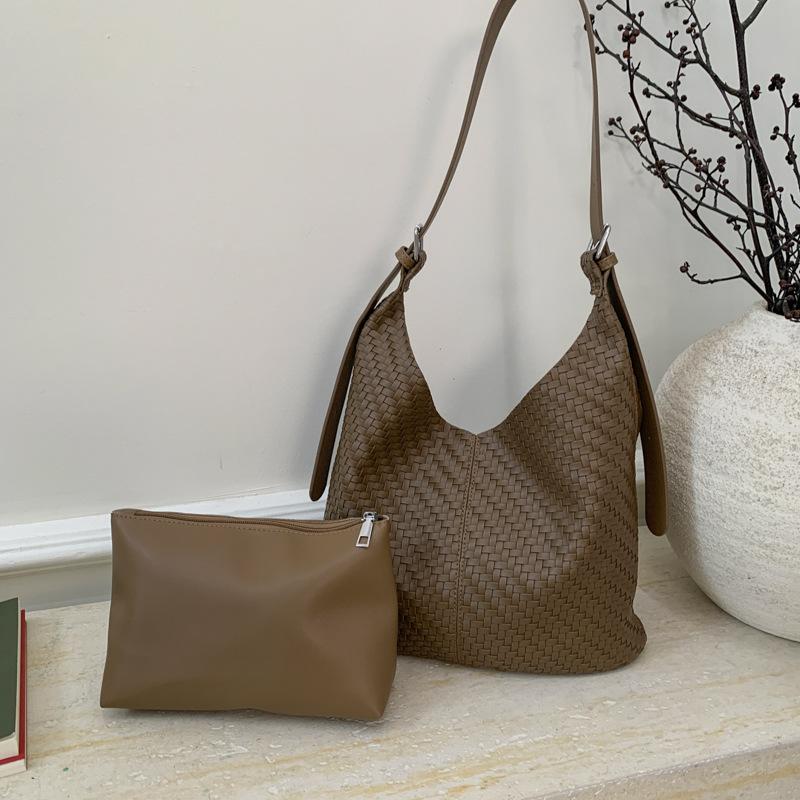 

Сумка большой вместимости женская 2025 новая модная универсальная наплечная сумка текстурная повседневная популярная в этом году сумка-тоут для поездок на работу