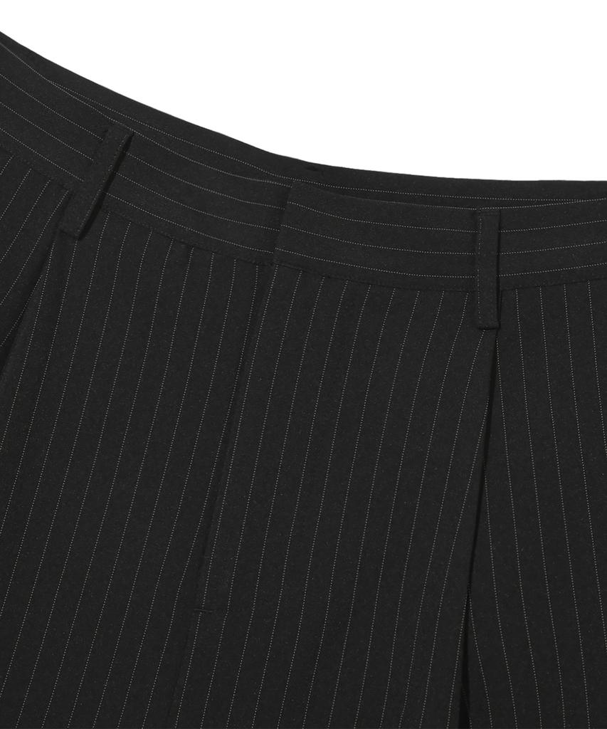TRILLION One-Pleat Stripe Button Strap Wide Slacks [Black]