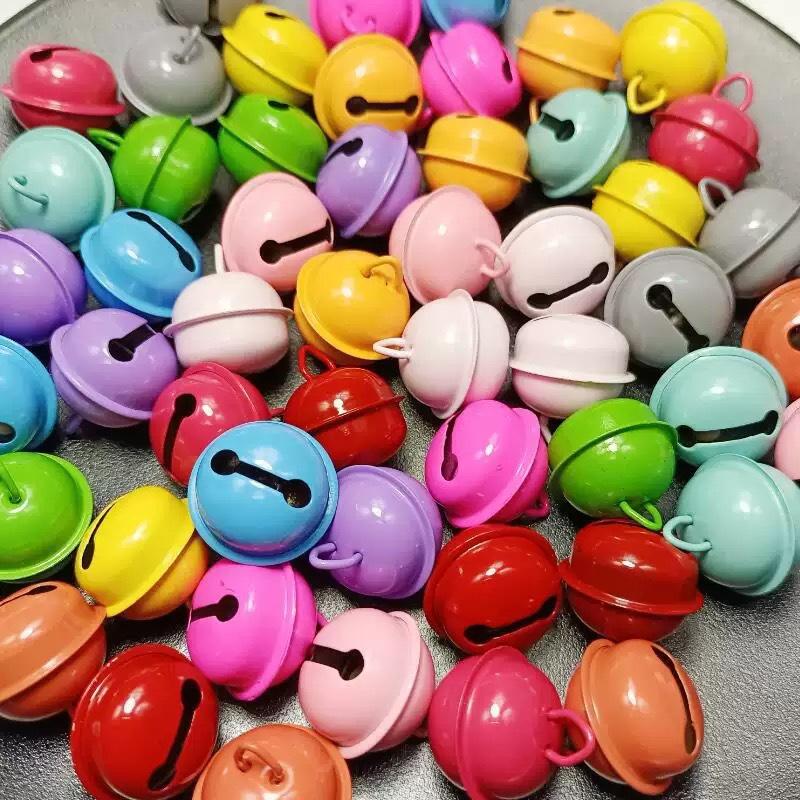 50 Stück/Los Bemalte Farbglöckchen Perlen Runde Mini-Glocken Ornamente für Schmuckherstellung DIY Armband Halskette Ohrringe Dekor Zubehör
