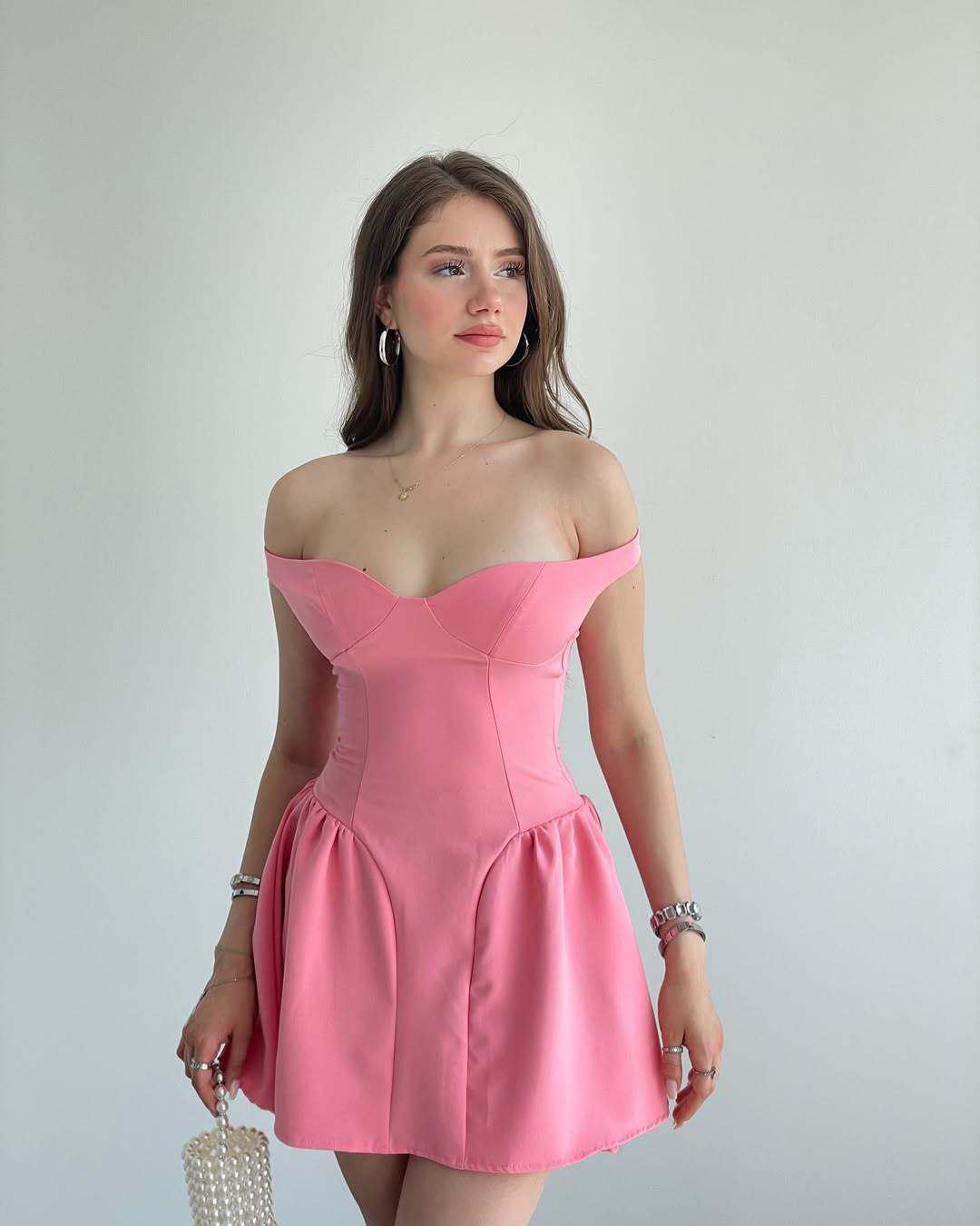 

2025 Лето Европейское и Американское Женское Платье на Одно Плечо Сексуальное Подчеркивающее Талию Однотонное L розовый