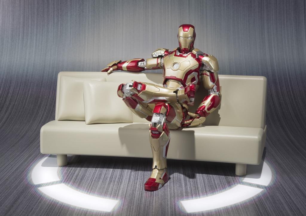 TAMASHII NATIONS SHFiguarts Iron Man Mark 42 (s poprvé omezeným bonusem „Prezidentská pohovka“)