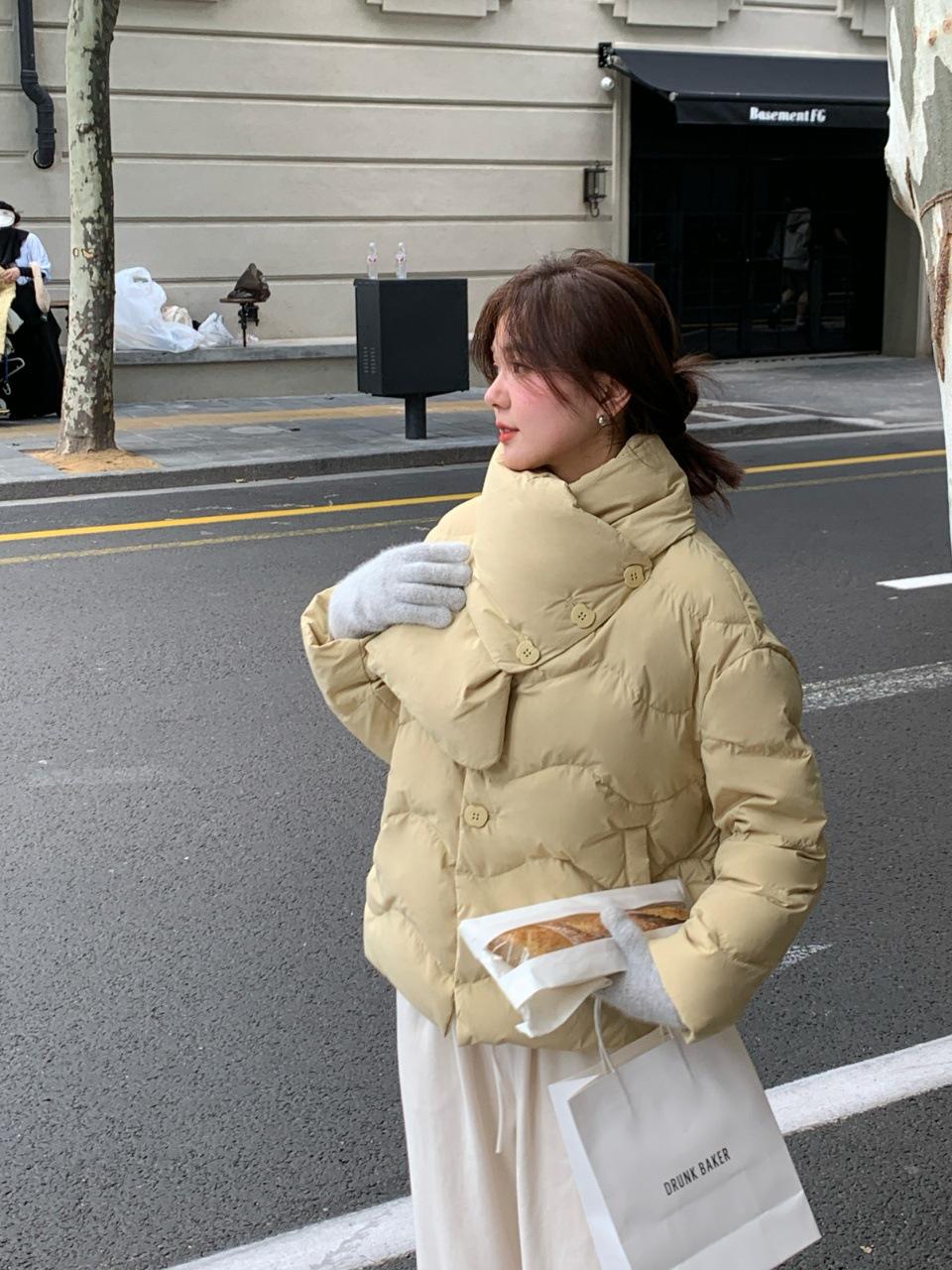 

Women s Winter 2025 Scarf Collar Apple Button Down Jacket - Short Style, Sweet Petite White Duck Down Coat One Size светло-зеленый