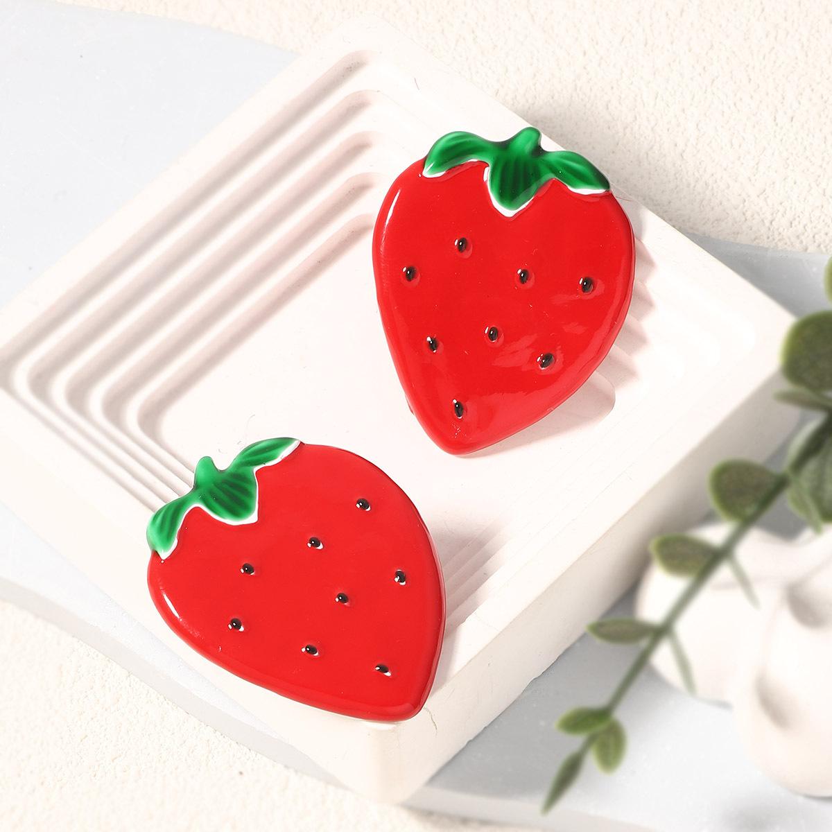 

Summer new cool fruit drip oil alloy big strawberry sweet pastoral stud earrings, creative and fashionable червоний