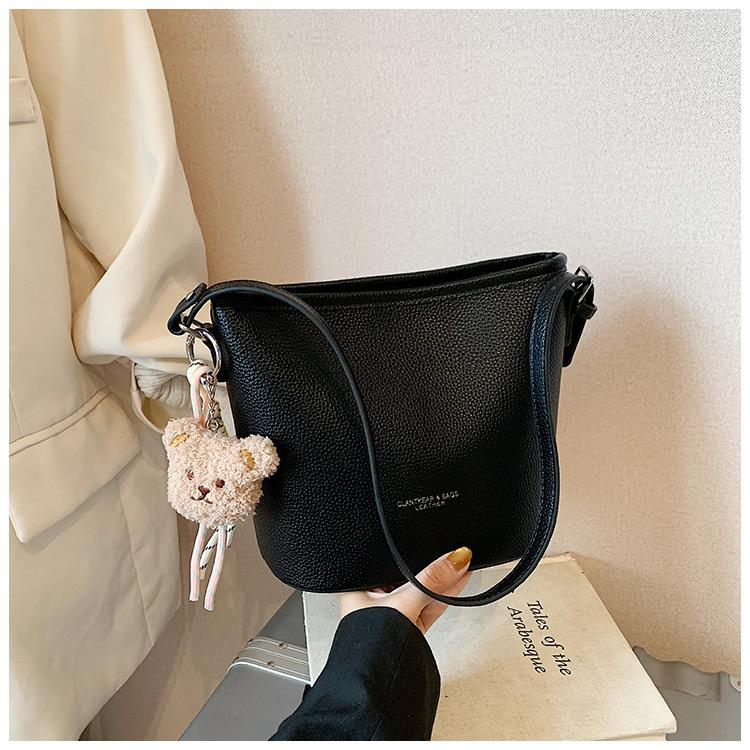 Simple and large-capacity commuter bucket bag women's new pendant bag popular single shoulder fashion messenger bag tide