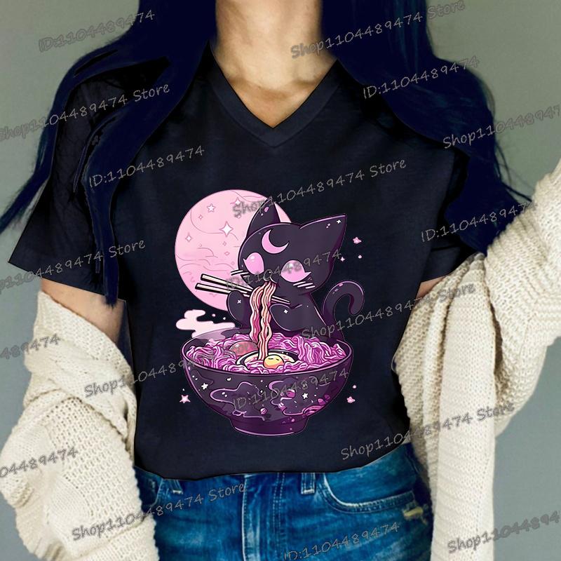 

Мультяшная футболка с принтом кошки-ведьмы, смешная футболка с японской лапшой ламян и котенком, с V-образным вырезом, модная, футболки на Хэллоуин, подарки для женщин 3XL