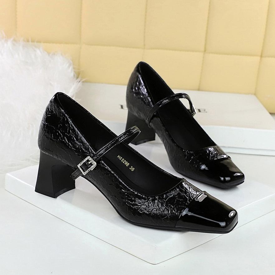 

5298 retro Mary Jane light luxury women s shoes rhinestone word with square head thick heel middle heel leather color matching splicing single shoes 43 чорний