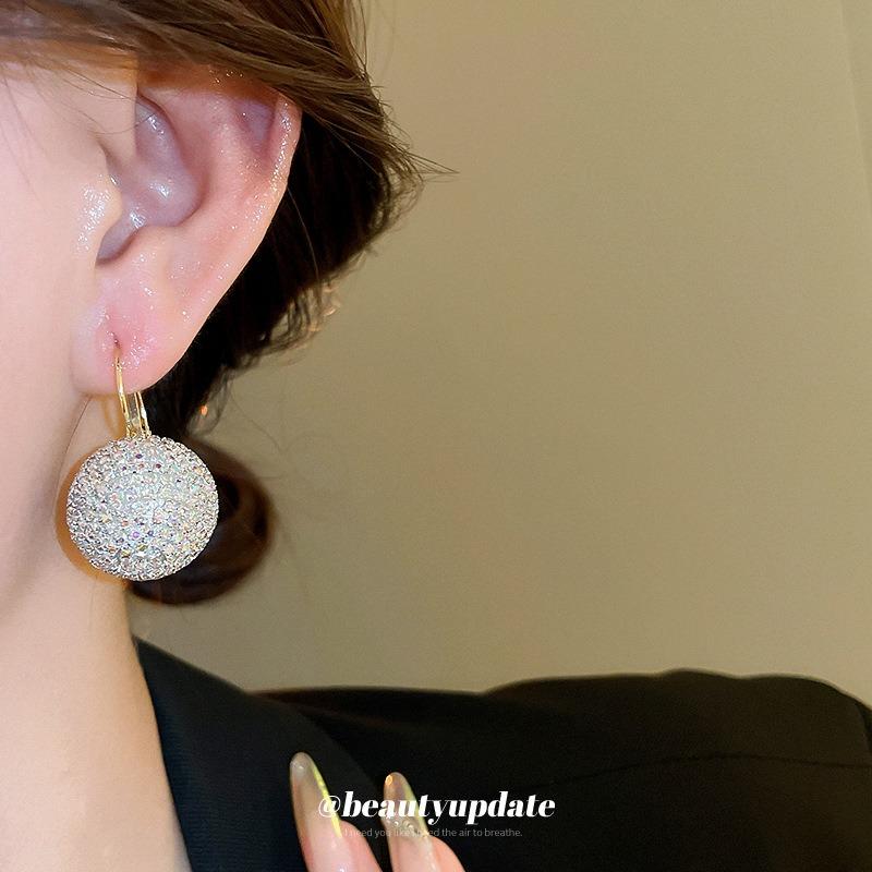 Super flash diamond-set diamond ball ear buckle women's exquisite niche personality design earrings light luxury high-end earrings fashion temperament