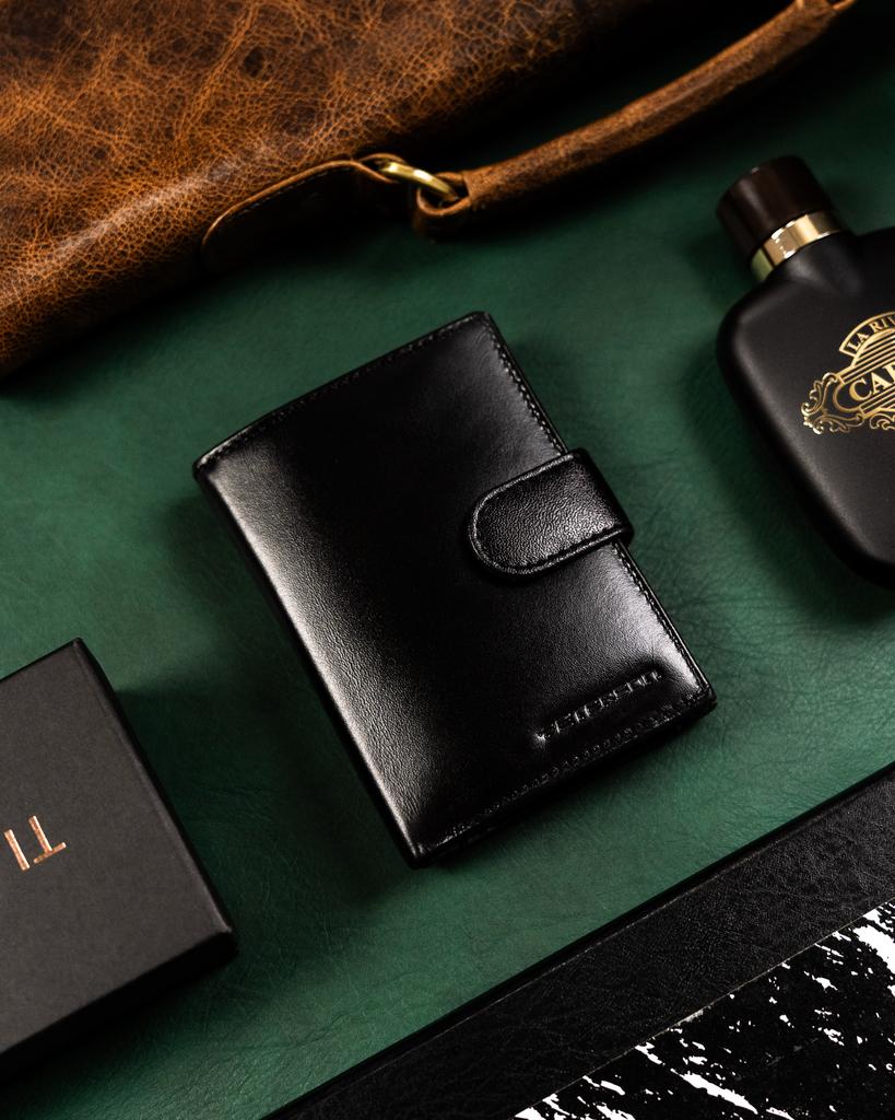 Gift Set: Men's Leather Wallet and Keychain - Peterson