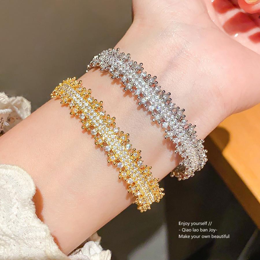 Copper Zircon Flower Edge Bracelet With Gold Plating For Elegant Women