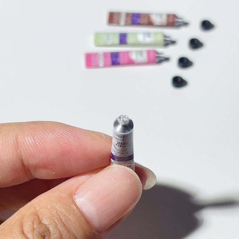 2 szt. Miniaturowy krem do rąk do domku dla lalek, dekoracja sceny makijażu, akcesoria do domku dla lalek, mini rekwizyty kosmetyczne