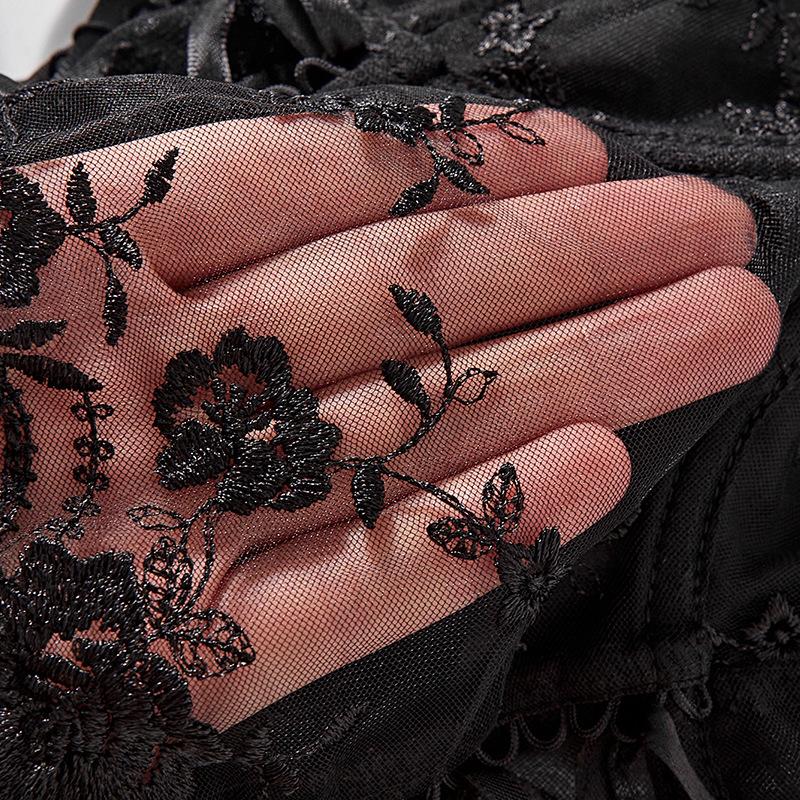 Corsete, îmbrăcăminte de damă la modă și elegantă