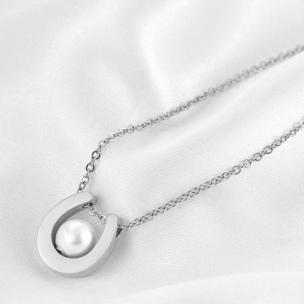 Retro U-Shaped Horseshoe Pearl Pendant Necklace