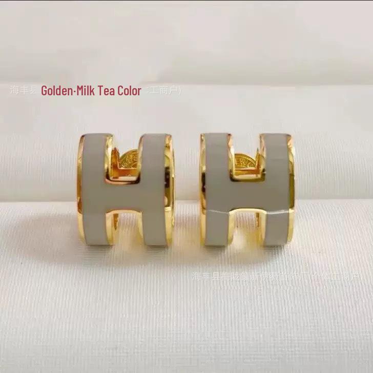 Goldene H-Buchstaben Emaille Ohrstecker, 18k dick vergoldet, Farbe Weißer Milchtee, Damenmodeschmuck.