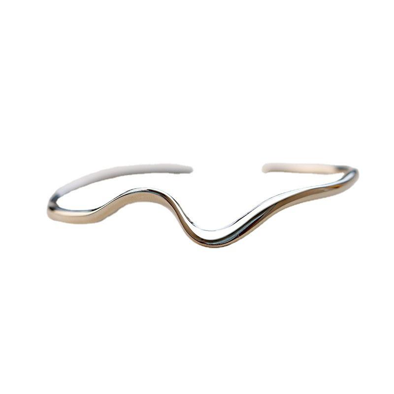 

Individualistic Shimmering Silver Mobius Bracelet, Size Adjustable for Ladies