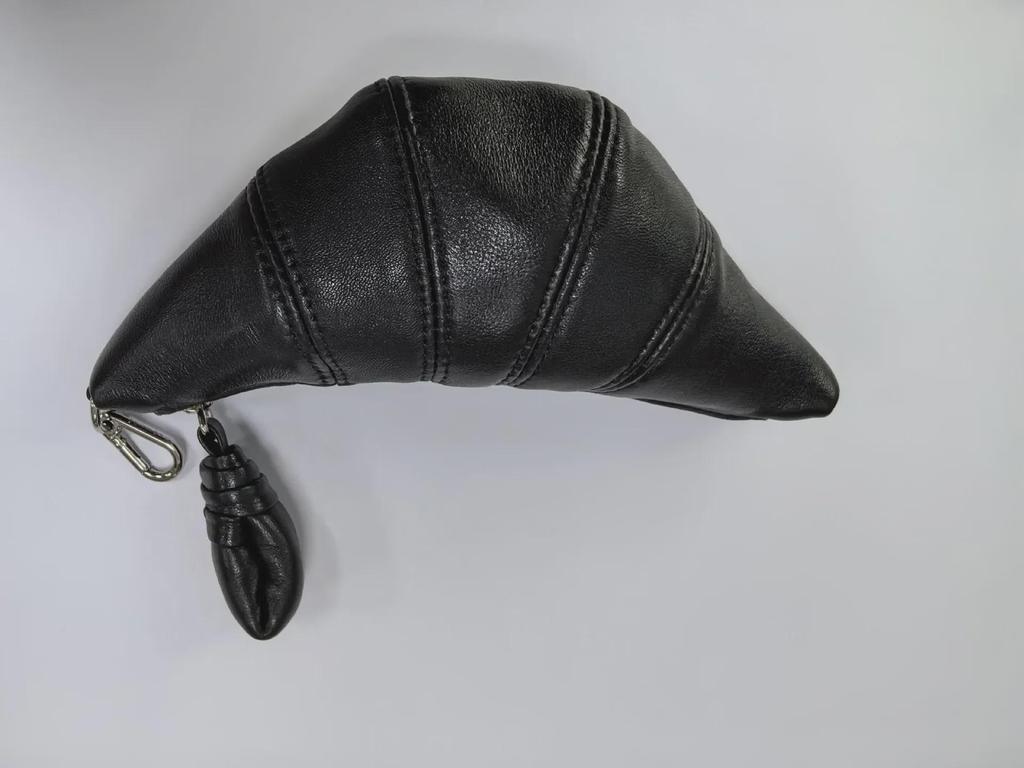 Oryginalna skórzana mini torebka typu croissant w kształcie pieroga - portmonetka i portfel z miejscem na dowód osobisty i klucze