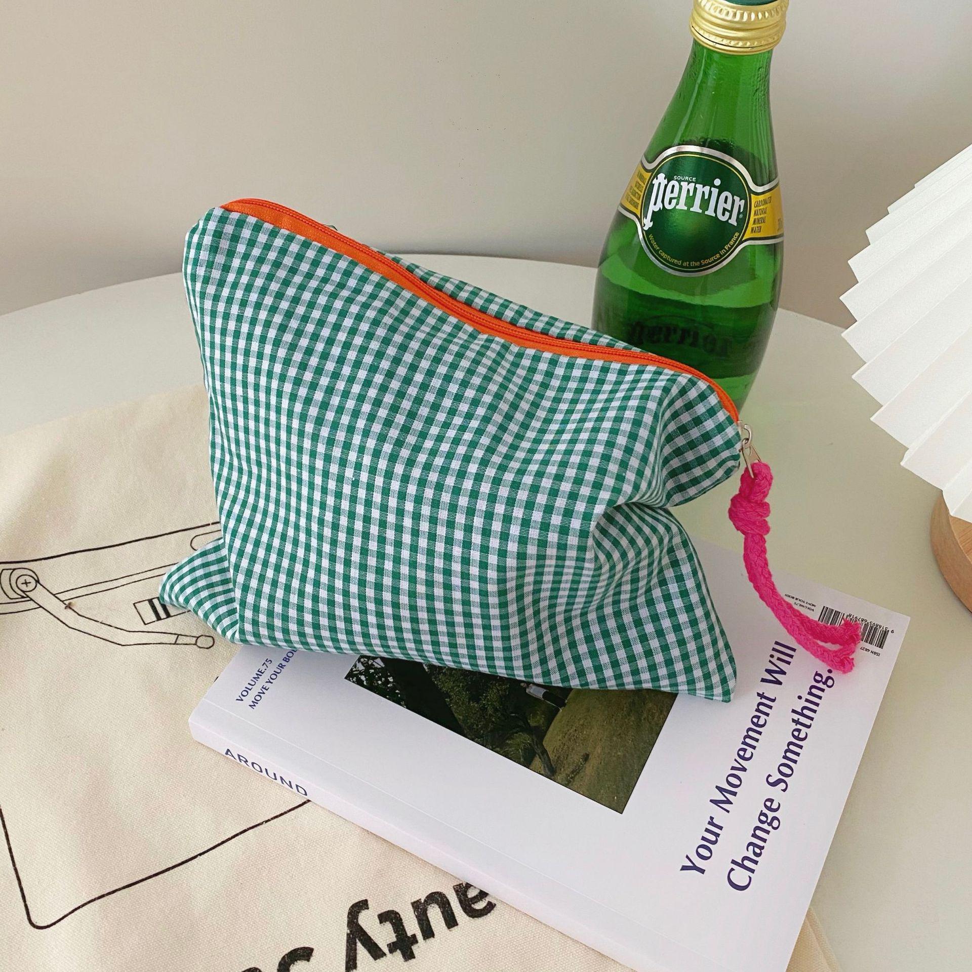 

Large Capacity Contrast Plaid Cosmetic Bag - Stylish Portable Storage for Makeup & Skincare