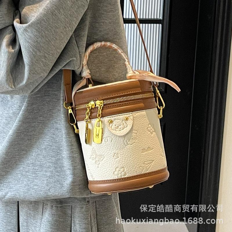 Niche design bag women's spring summer 2025 new fashion shoulder messenger bag unique portable mini bucket bag
